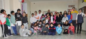 Alumnos de Clemente Onelli junto a docentes e integrantes de Vialidad